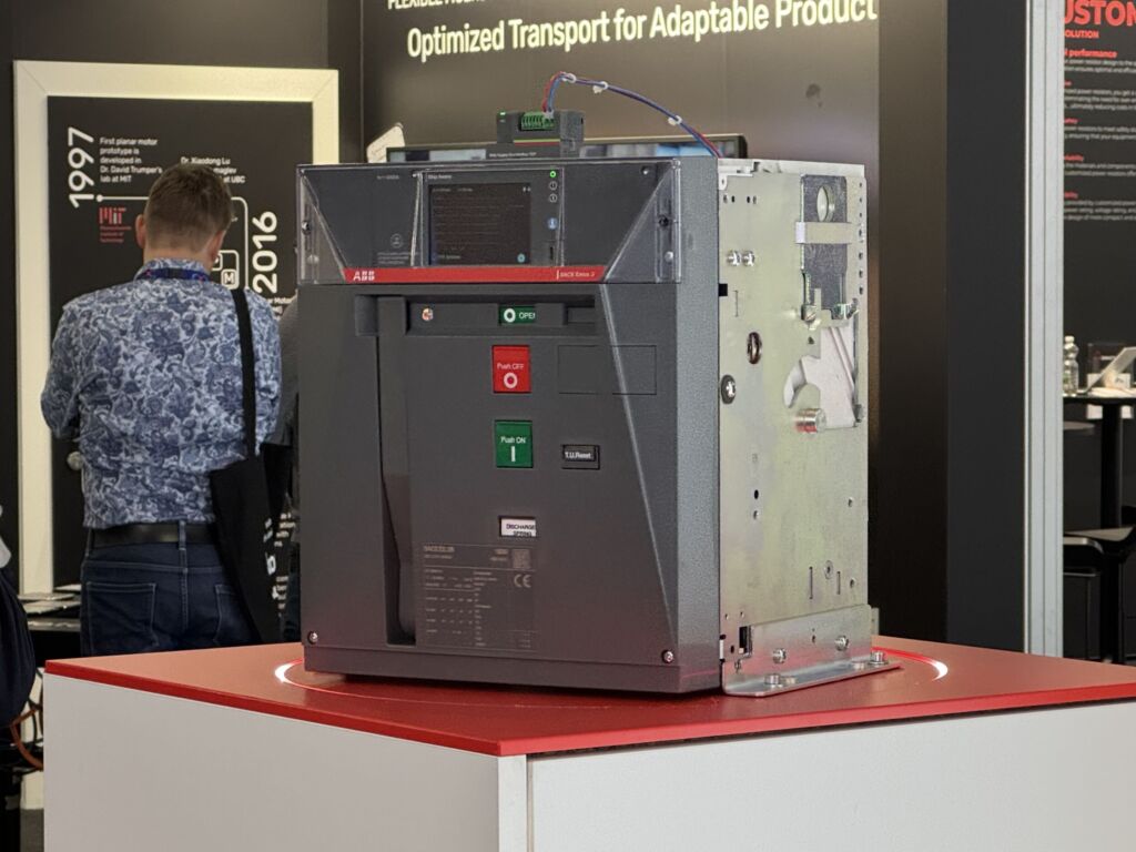 Ein Hardware-Highlight auf dem ABB-Messestand war der neue offene Leistungsschalter Sace Emax 3.