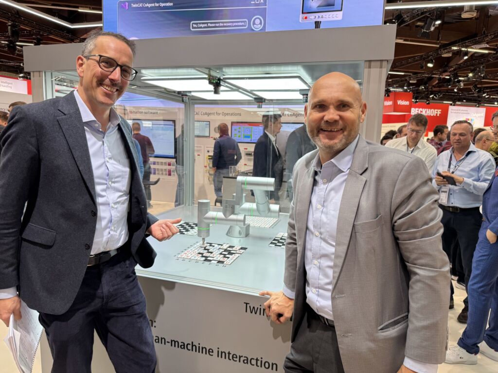 Mathis Bayerdörfer, Corporate Communications bei Beckhoff (l.), zeigte Frank Nolte auf dem Stand die verschiedenen Produkte in der Praxis - hier das modulare und flexible Industrierobotersystem Atro.