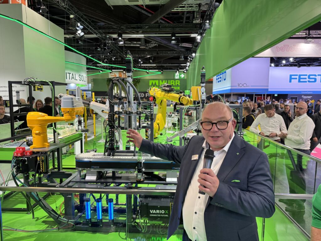 Murrelektronik-Geschäftsführer Uli Viethen erläuterte anhand der Messe-Demo, wie Vario-X nahtlos und herstellerunabhängig alle Peripherie-Elemente vom Sensor bis zur Cloud integriert.