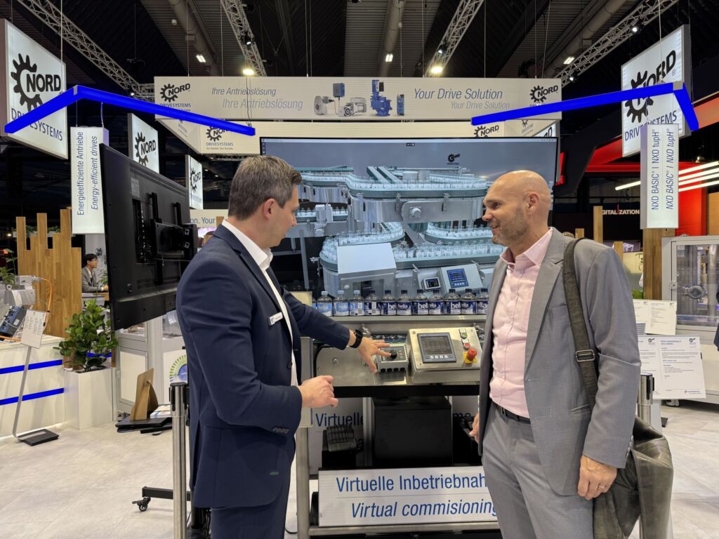 Bei Getriebebau Nord führte Philipp Krause (l.) Frank Nolte den digitalen Zwilling einer Abfüllanlage vor, der zusammen mit Machineering konzipiert wurde.