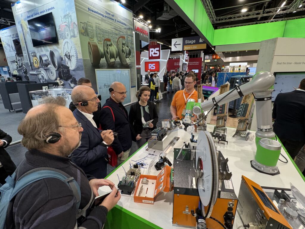 Bei Schneider Electric in Halle 1 nahmen die Teilnehmenden der
Guided Tour die Möglichkeiten der robotergestützten Schaltschrankverdrahtung in Augenschein.