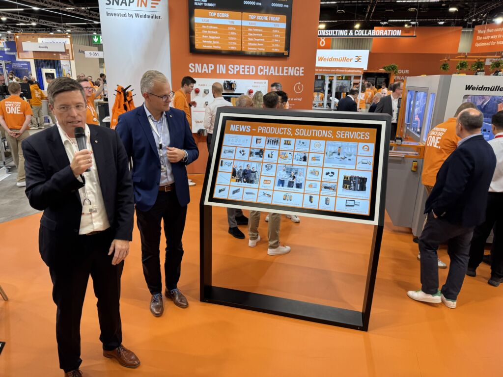 Die Weidmüller-Vorstände CTO Dr. Timo Berger (links) und CEO Dr. Sebastian Durst führten die anwesende Fachpresse über den weitläufigen Messestand.
