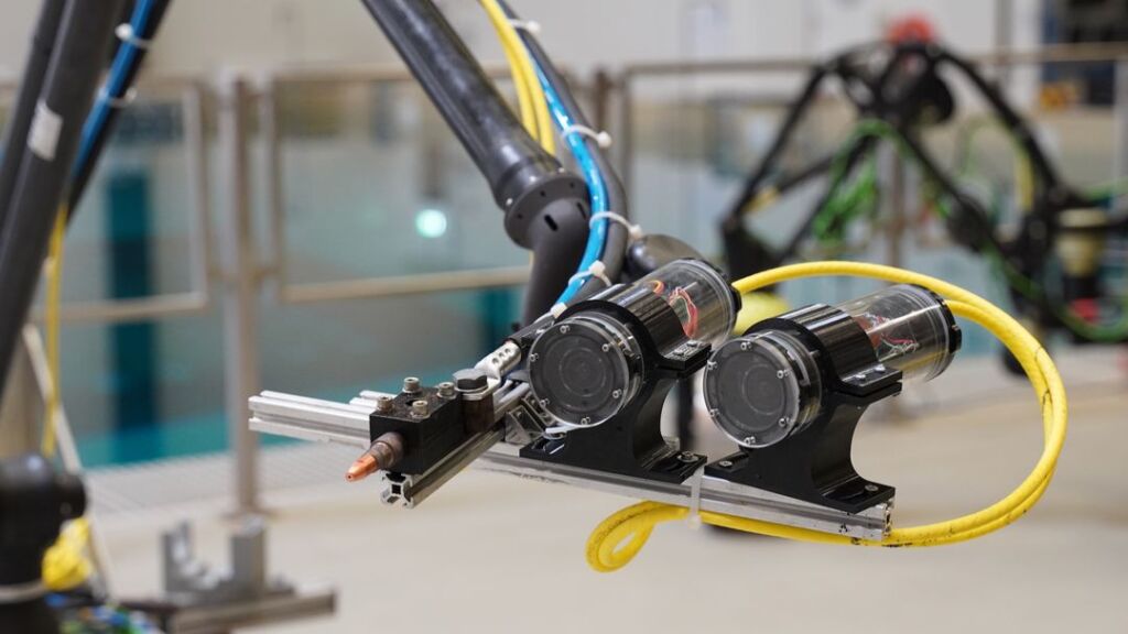 Schweißbrenner und Stereokameras am Roboter-Endeffektor bei Versuchsvorbereitungen in der Maritimen Explorationshalle des DFKI Bremen.