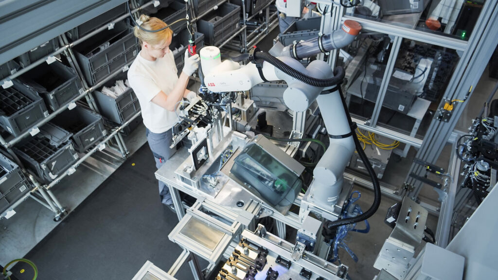 ABBs Ziel ist es, Roboter zu entwickeln, die gesprochene Anweisungen verstehen, eine Vielzahl von Aufgaben ohne zusätzliche Programmierung planen und ausführen und sich dynamisch an veränderte Umgebungen anpassen können.