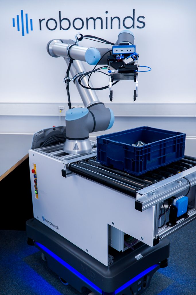 Mithilfe einer fahrenden Plattform wird der Pick-Roboter 
von Robominds mobil. Künstliche Intelligenz hilft ihm 
bei der Erkennung von Werkstücken.