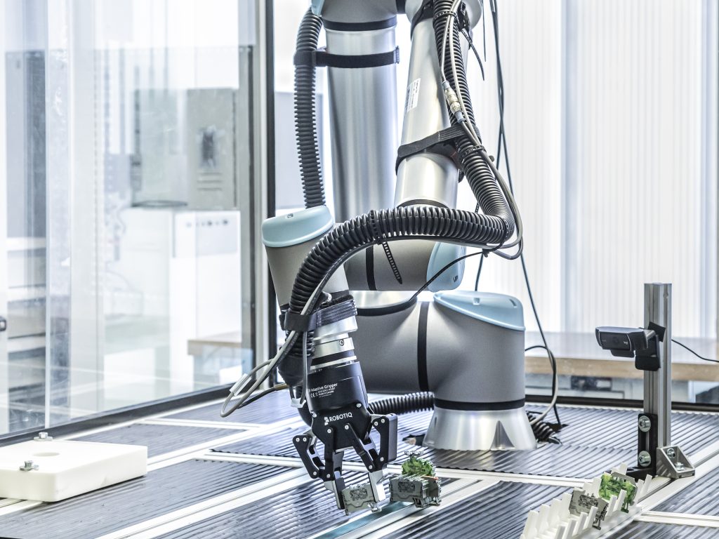 Das Forschungsprojekt »Rob-aKademI« möchte die Roboterprogrammierung für Montageaufgaben deutlich vereinfachen.