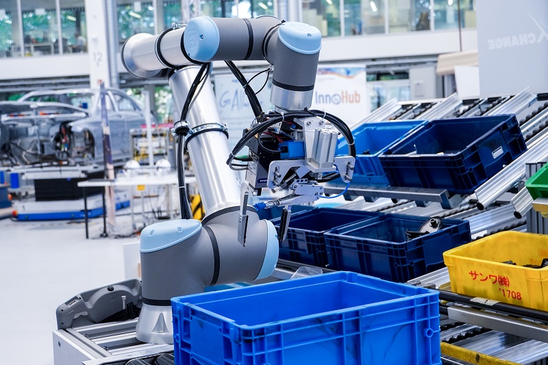 Robominds zeigt auf der Automatica, wie sich Roboter mit performanten Steuerungen und Bildverarbeitungssystemen für KI-Anwendungen aufrüsten lassen.